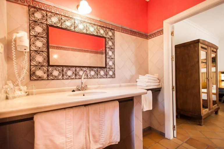 Bathroom 5, 100 Percent Fun, Cádiz