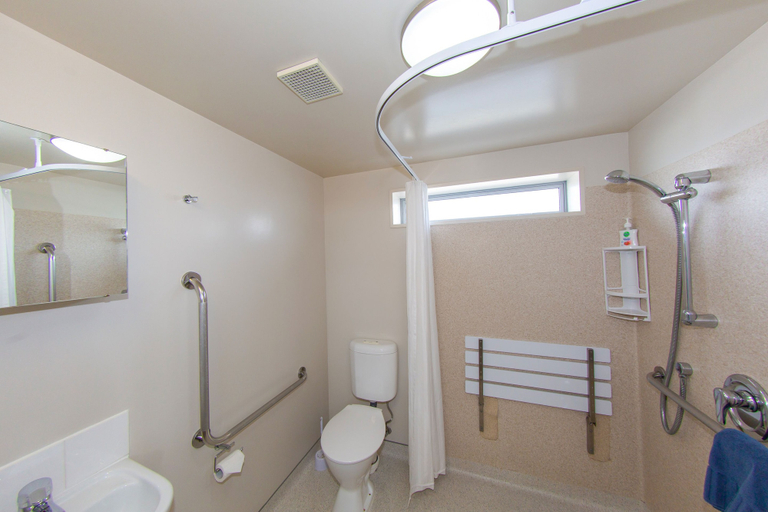 Bathroom 4, Cranford Oak Motel, Christchurch