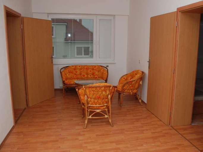 Others 5, Villa Paris, Pieštany