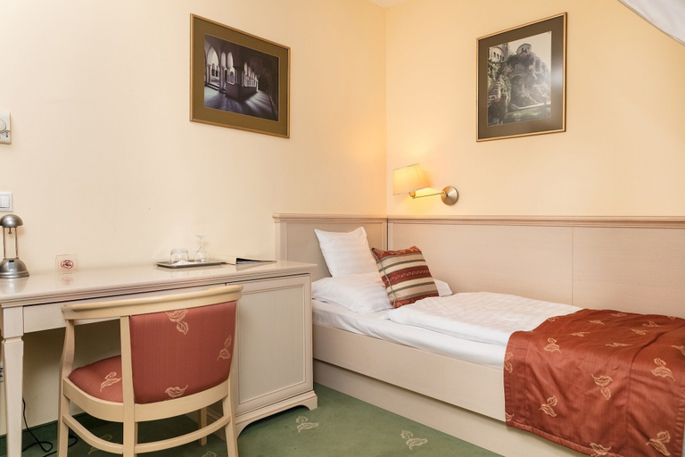 Bedroom 3, Hotel Kalvaria, Győr
