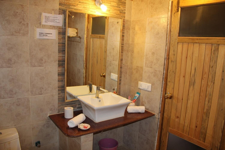 Bathroom, Trinetra Orchards, Nainital