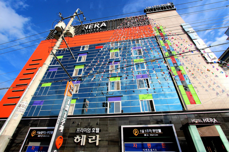 Hera Hotel, Buk