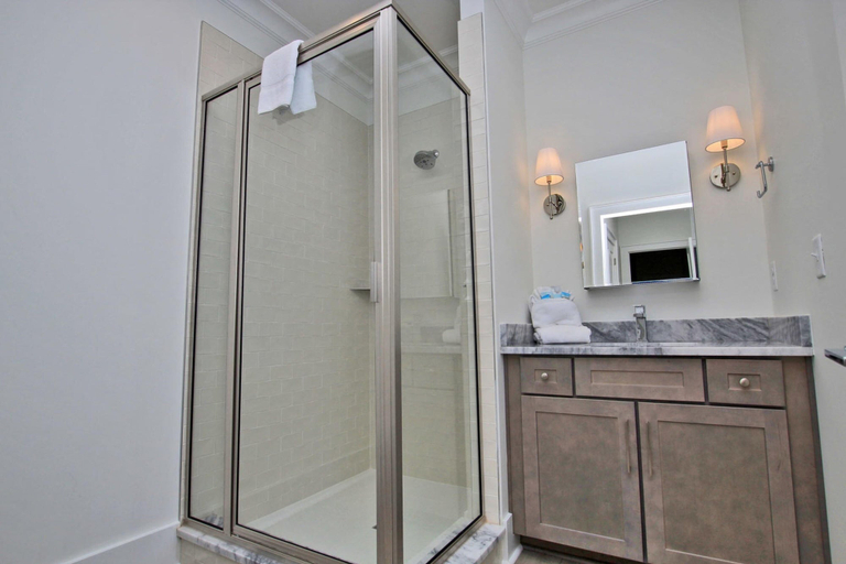 Bathroom 3, West Side Cottages B, Baldwin