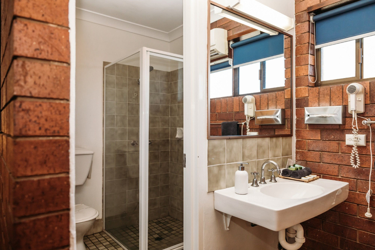 Bathroom 4, Country Pathfinder Motor Inn, Dalby