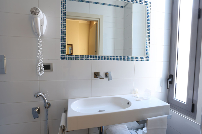 Bathroom 4, Hotel Piacenza, Milano