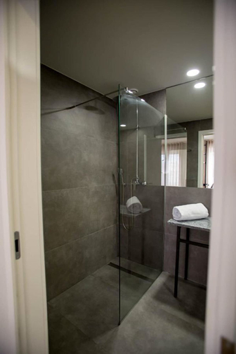 Bathroom 4, The Gate, Porto
