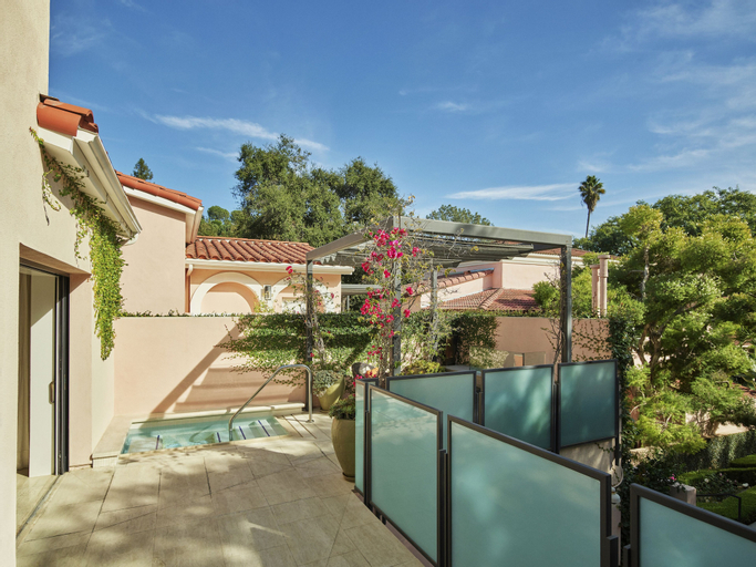 Exterior & Views 29