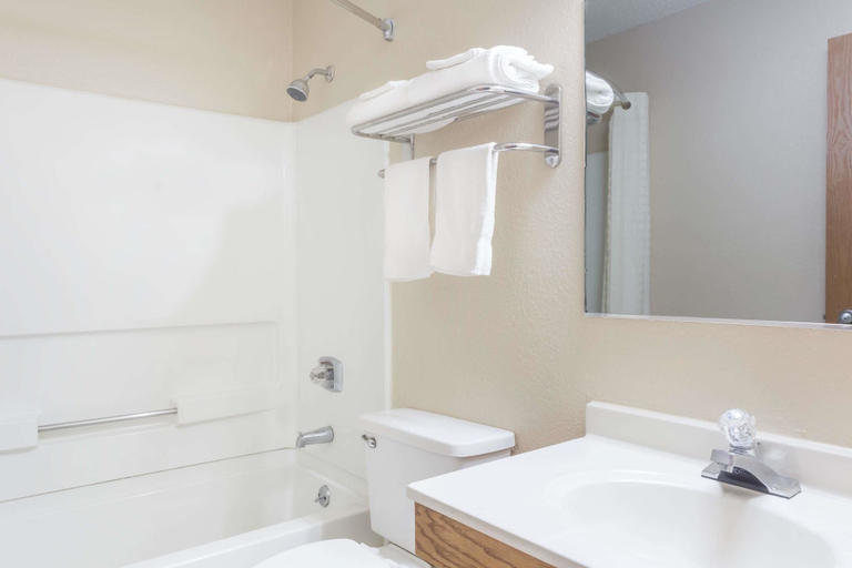Bathroom 3, Super 8 by Wyndham Augusta/Ft Eisenhower Area, Richmond