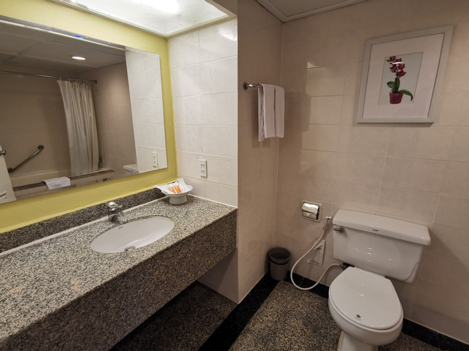 Bedroom 5, Tongtara Riverview Hotel, Bang Kho Laem