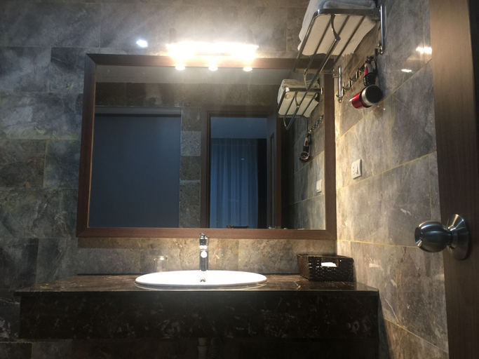 Bathroom 3, Lakeside Dailai Hotel, Phúc Yên