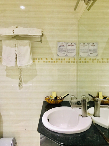 Bathroom 5, Viet Uc Hotel, Bến Tre