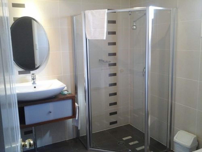 Bathroom 4, Willows Motel Goulburn, Goulburn Mulwaree - Goulburn