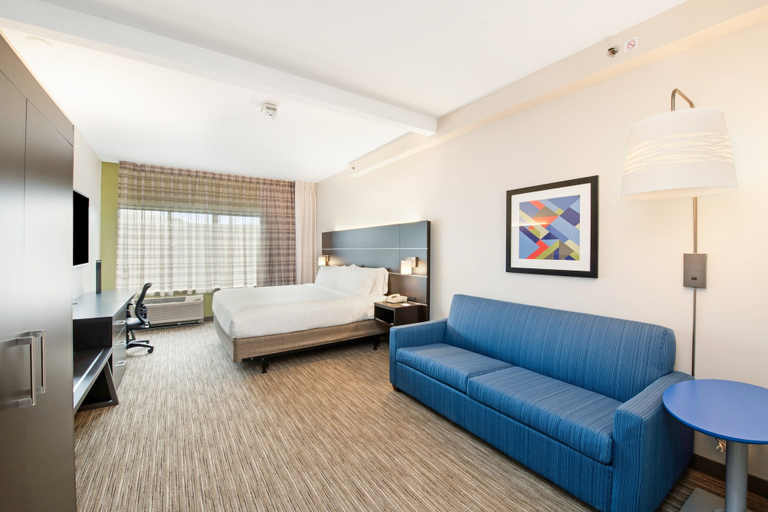 Bedroom 3, Holiday Inn Express & Suites DELAFIELD by IHG, Waukesha