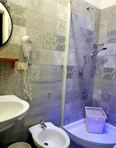 Bathroom 5, Napoli Centrale, Napoli