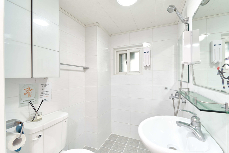Bathroom 5, Jun Guesthouse Hongdae, Mapo