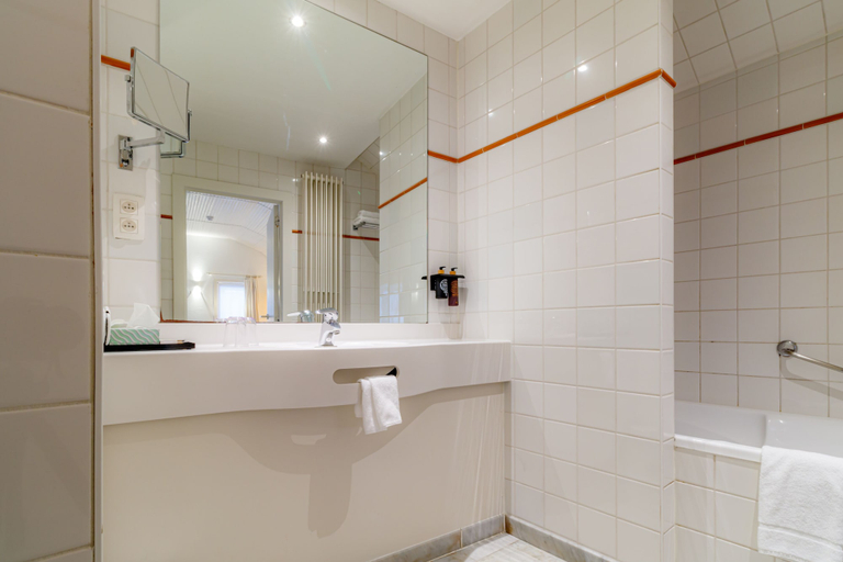 Bathroom 4, Hotel Montanus, West-Vlaanderen