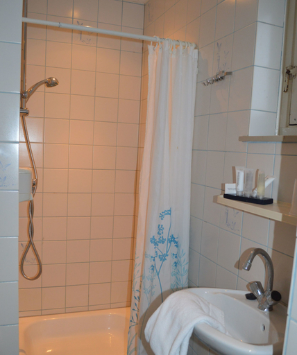Bathroom 3, Hotel Valkenhof, Veere