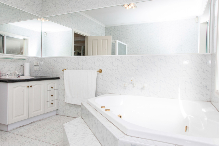 Bathroom 4, Abbotsford Private Rooms & Pods @ 15 Charles Homestay, Melbourne