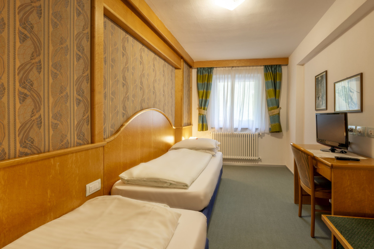 Bedroom 2, Hotel Alpe, Trento