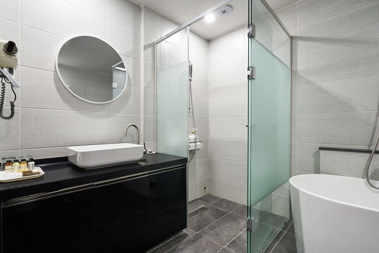 Bathroom 3, Koryo Hotel, Gyeyang