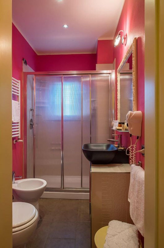 Bathroom 5, Hotel Manzoni, Pistoia