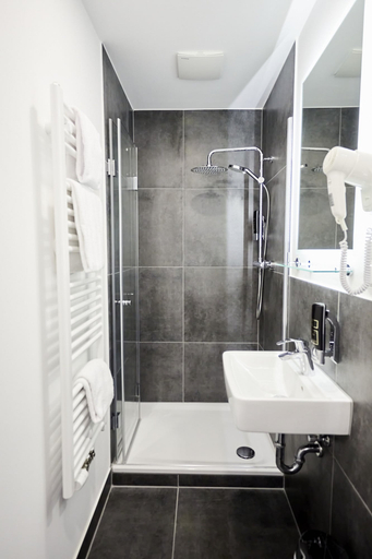 Bathroom 5, SMARTY Cologne Dom Hotel - Boardinghouse, Köln