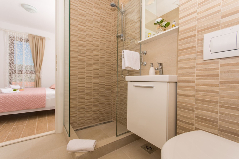 Bathroom 3, Villa LA, Marina