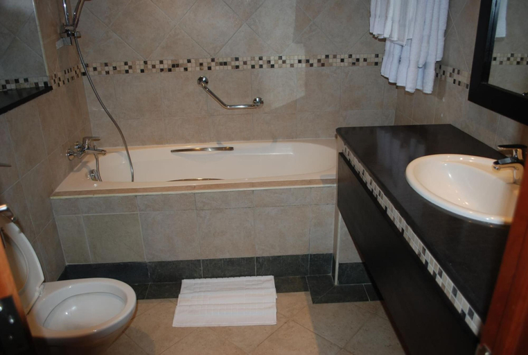 Bathroom 5, Sunset Reef Resort & Spa