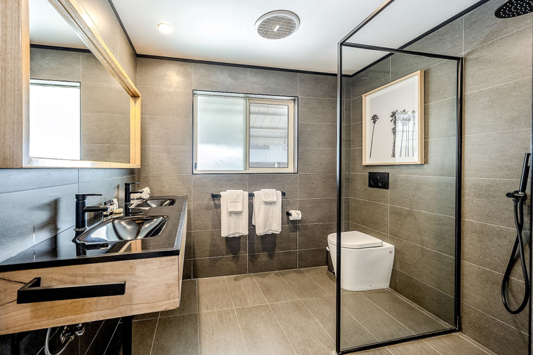 Bathroom 5, The Lord Byron, Byron