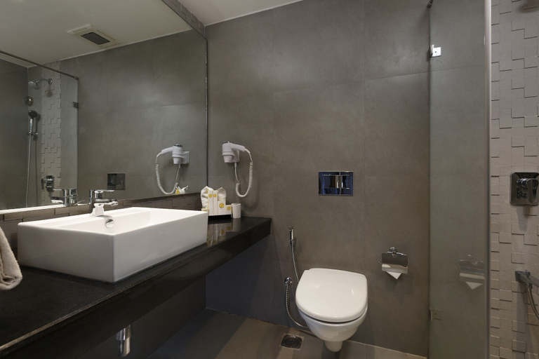 Bathroom 4, Sterling Kodai Lake, Dindigul