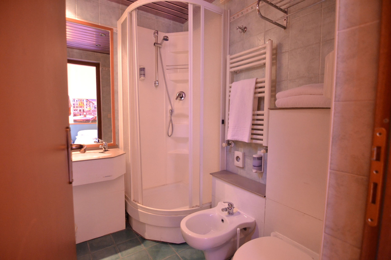 Bathroom 5, Castelfidardo, Roma