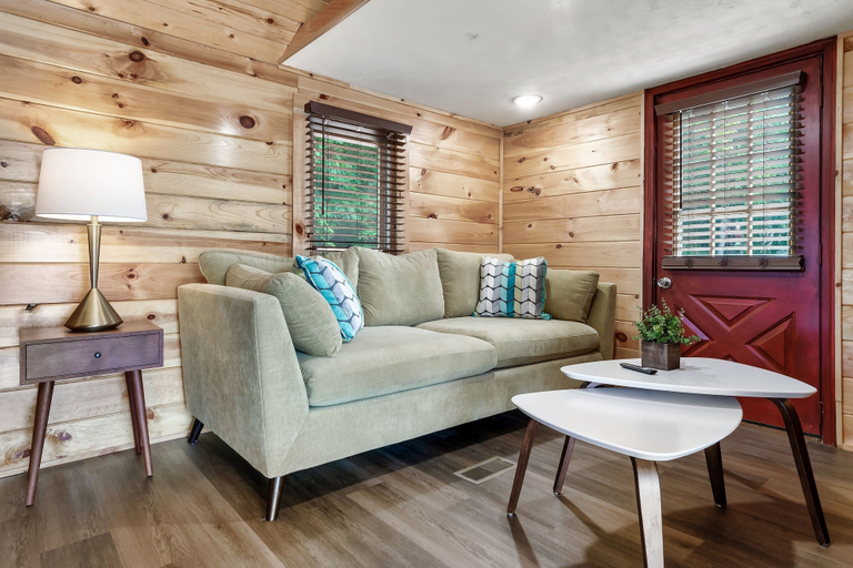 Others 5, Cabin at Lakeside, Jefferson