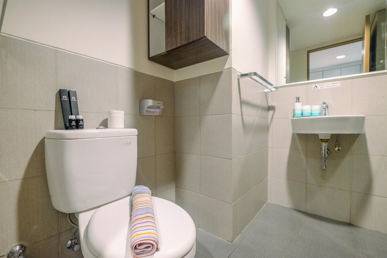 Bathroom 5, Minimalist Studio at Bogor Icon Apartment By Travelio, Bogor