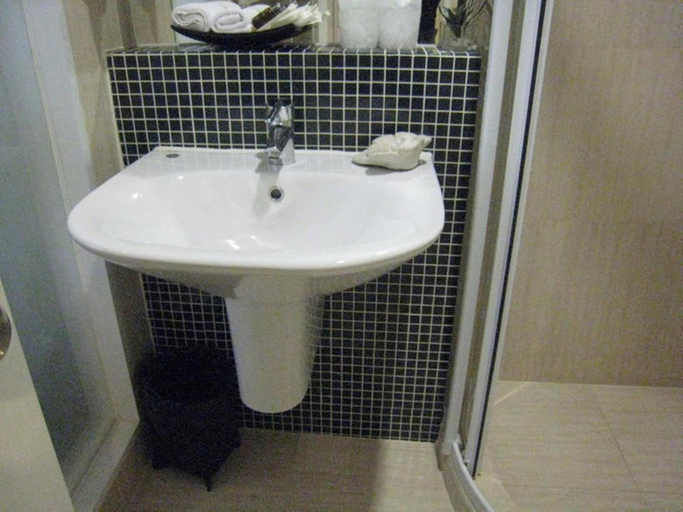 Bathroom 4, Aphrodite Inn Bangkok, Pathum Wan