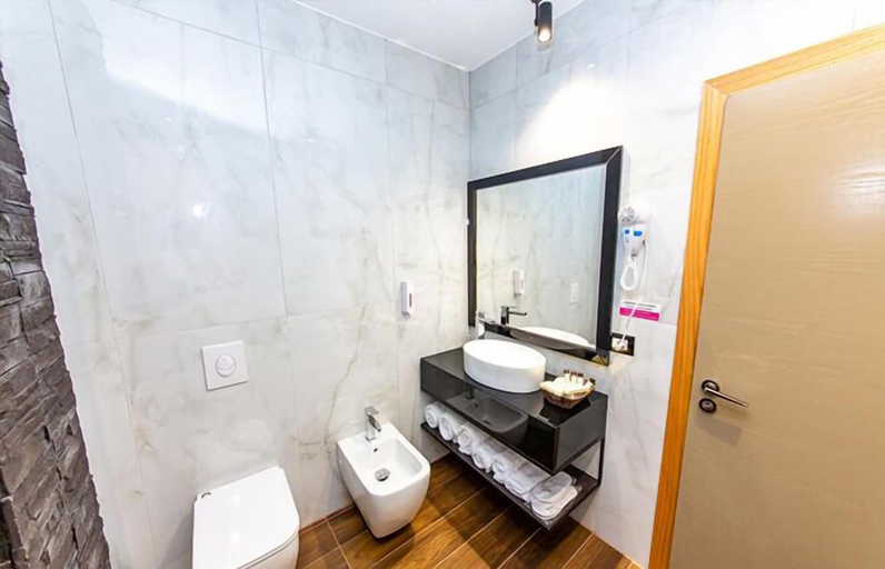 Bathroom 5, Hotel Apollon Saranda, Sarandës