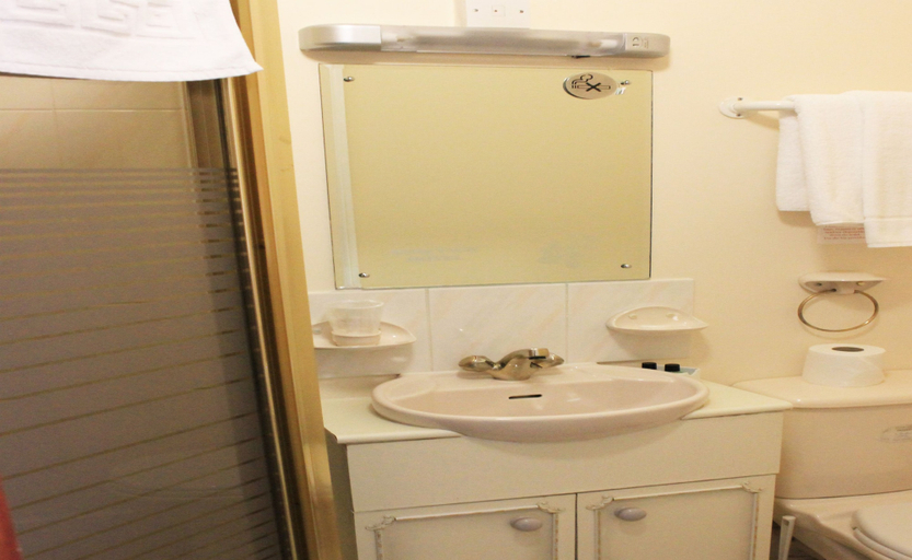 Bathroom 4, Roseview Alexandra Palace Hotel, London