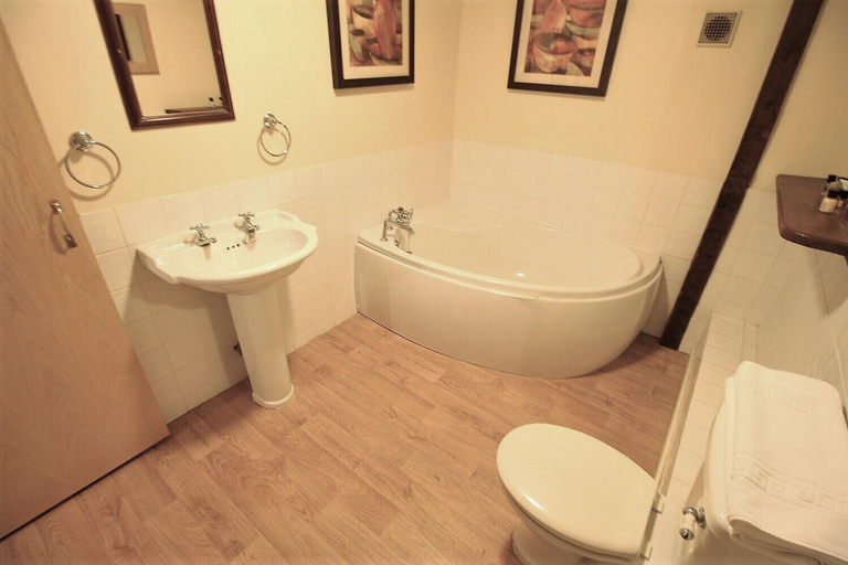 Bathroom 4, The Kings Arms Chipping Norton, Oxfordshire