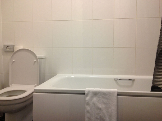 Bathroom 4, Bridge Park Hotel, London