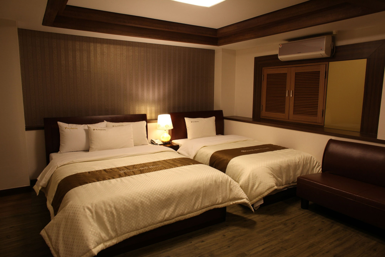 Bedroom 3, Hill house Hotel, Jung