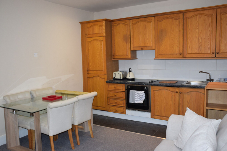 Others 4, Apartment Northfields, London