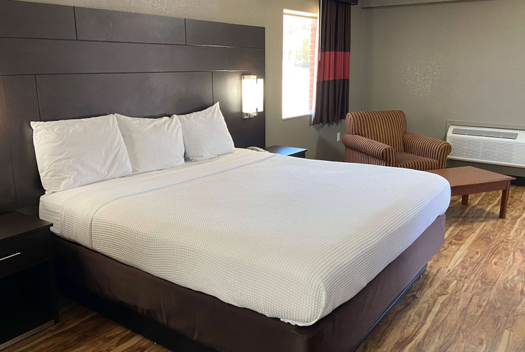 Bedroom 3, Days Inn by Wyndham Tupelo, Lee