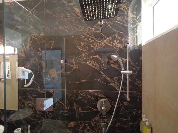 Bathroom 4, Kamay The Grand Alova, Garhwal