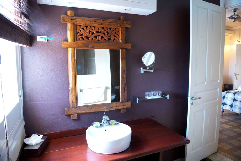 Bathroom 5, Habitation du Comté, Sainte-Rose