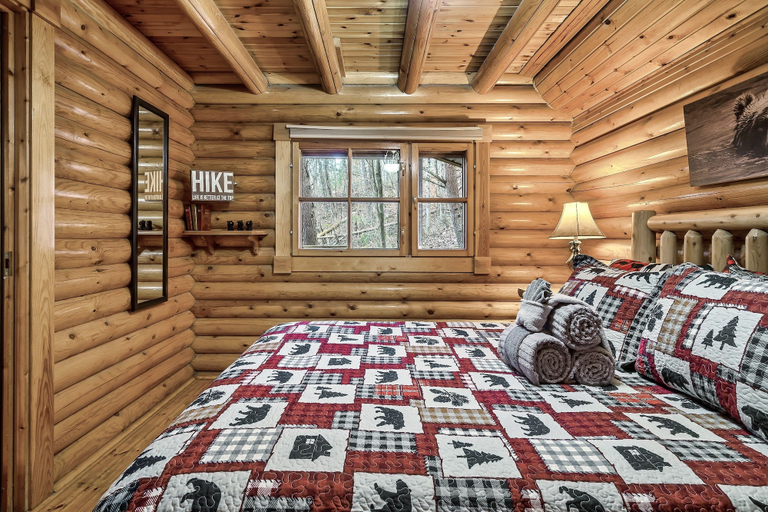 Bedroom 3, Gnome Alone, Sevier