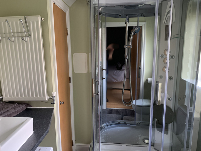 Bathroom, Toothbrush Apartments - Studio Apartment, Suffolk