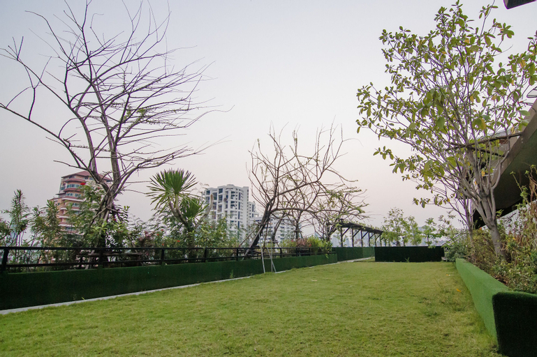 Exterior & Views 27