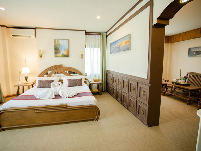 Bedroom 4, E-Outfitting Golden Country Hotel, Mandalay