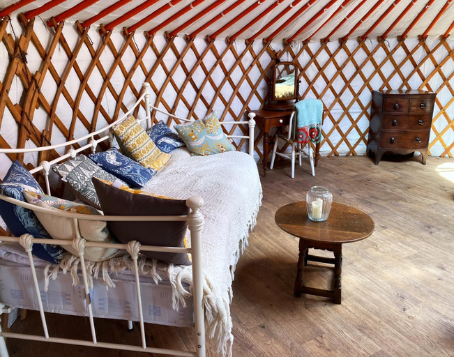 Others 5, Beautiful Rural Yurt With Wood Fired hot tub, Somerset