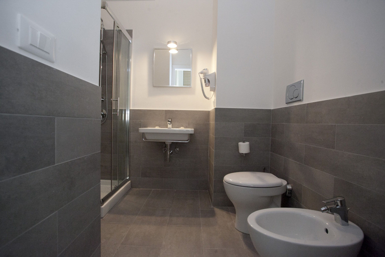 Bathroom 4, Santi Quattro al Colosseo, Roma