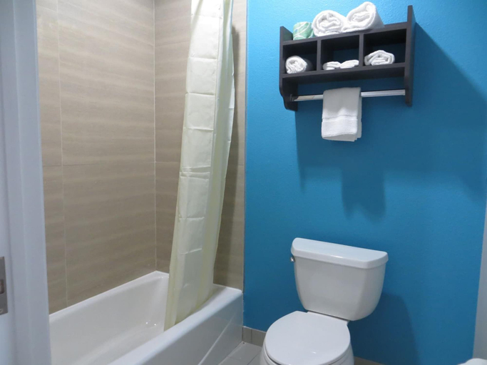 Bathroom 4, Haven Inn & Suites Willowbrook, Houston